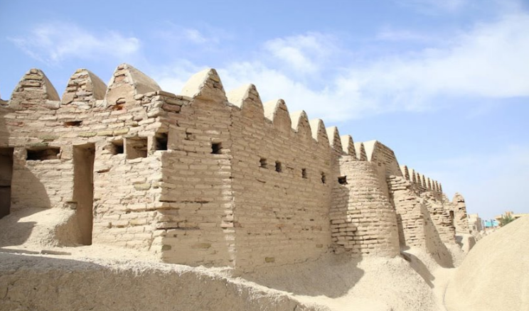 حتما از قلعه ناصری ایرانشهر دیدن کنید