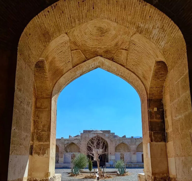 معماری شگفت انگیز کاروانسرای کاخ بهرام سمنان