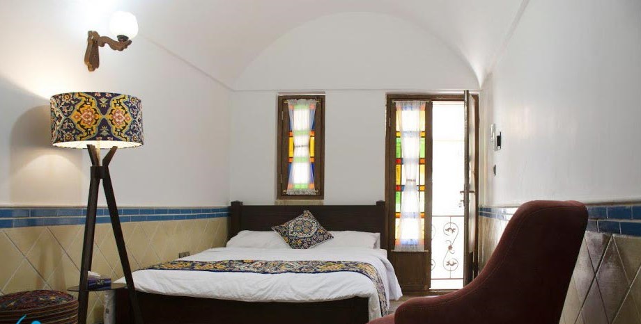 طراحی اتاق زیبا و سنتی هتل ملک التجار یزد