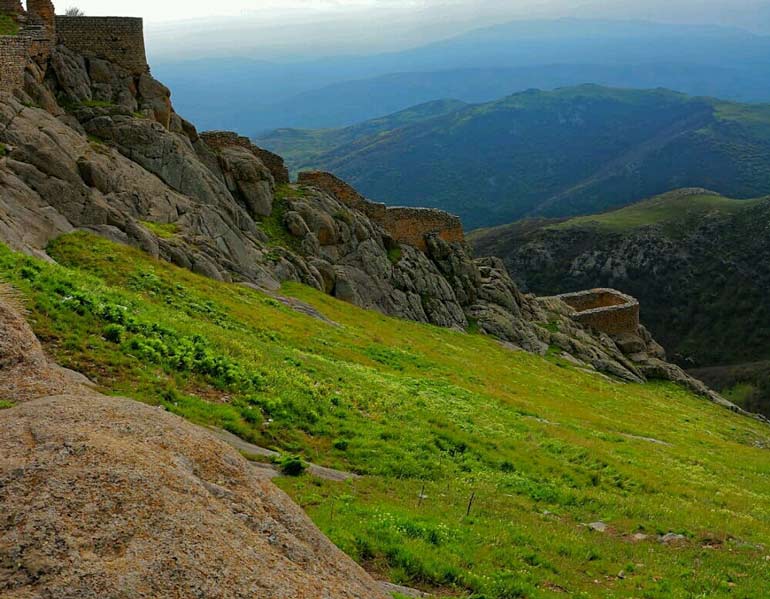 قلعه بابک;  زیباترین قلعه آذربایجان شرقی