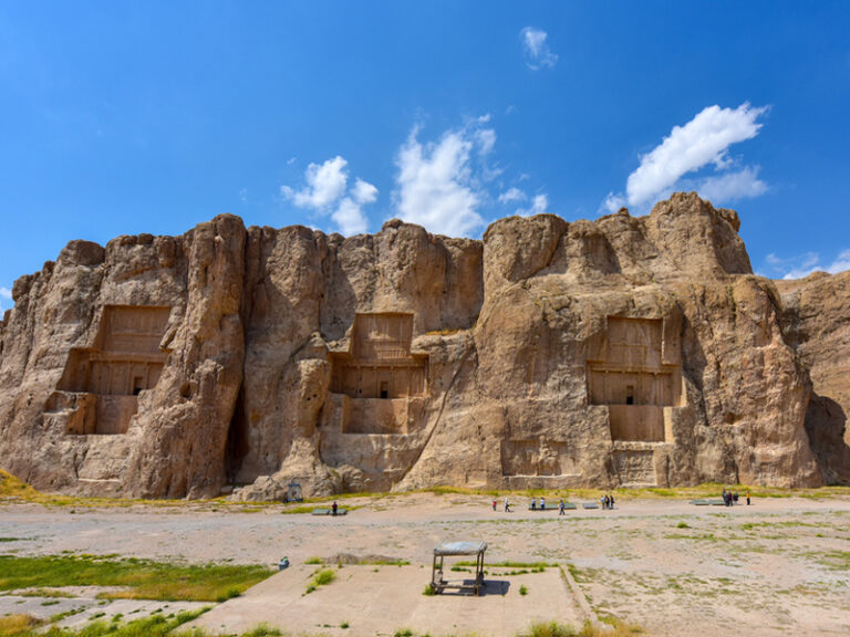 نقش رستم;  جاذبه ای ارزشمند و باستانی در ایران