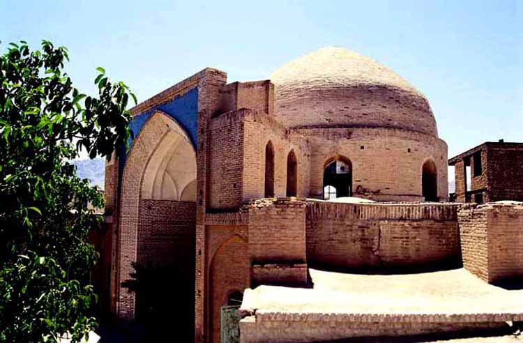 شش ناو مسجد جامع;  یک ساختمان جالب در یک باغ زیبا
