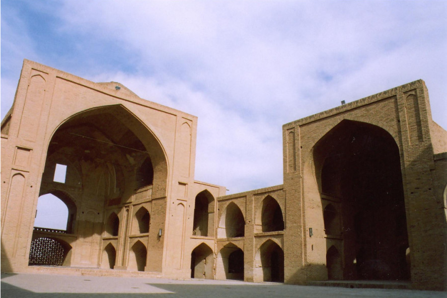 مسجد مرکزی;  جاذبه های تاریخی در اردستان