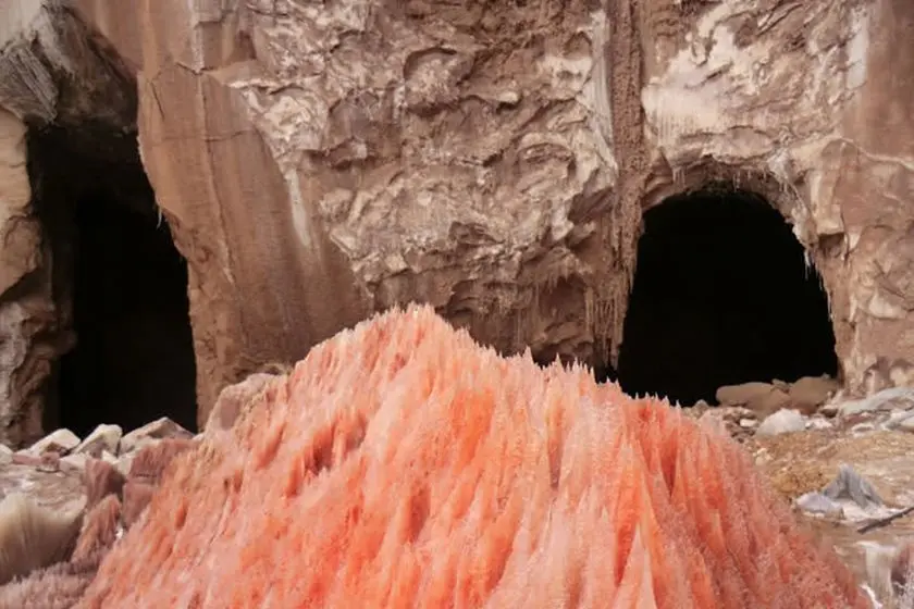غار نمک از جاذبه های دیدنی گرمسار است