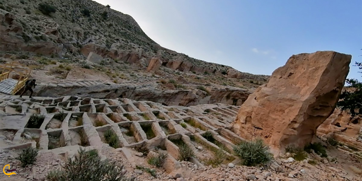 گورستان دیدنی در سیراف / قبرستان صخره ای بوشهر