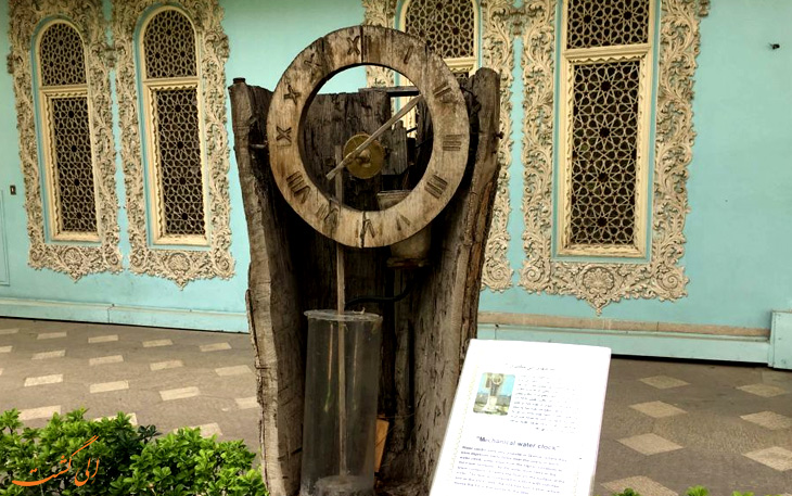 Разглеждане на музея в имението Tamashaghe Zaman в Техеран