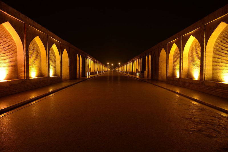 سی و سه پل اصفهان کجاست؟