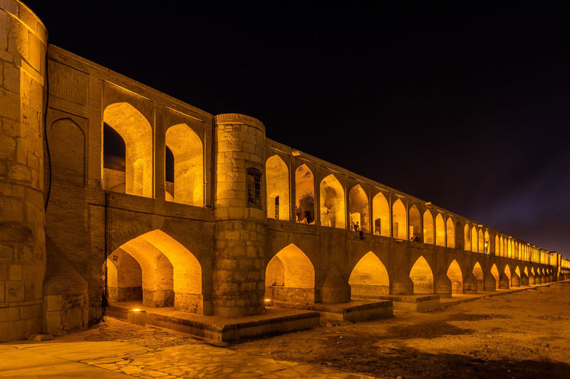 سی و سه پل اصفهان کجاست؟
