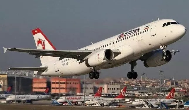 هواپیما در حال برخاستن از باند فرود
